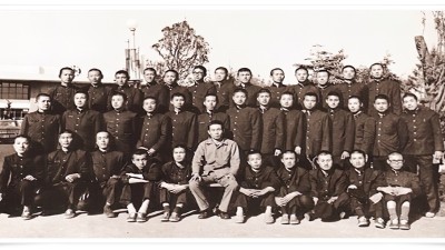 자동차과 2반 교정에서 단체사진