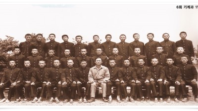 1975년 6회 기계과1반 교정에서